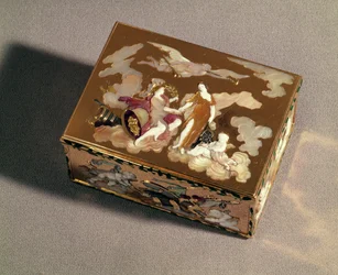 Schnupftabakdose aus emailliertem Gold und farbigem Perlmutt, Paris, 1747-48; Schnupftabakdose in Form eines Fasses, Paris, 1754, Gold und Perlmutt